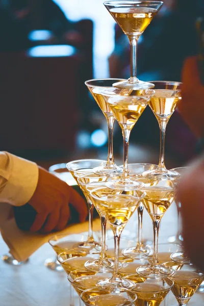 Kutlama. Şampanya bardağı Piramidi. — Stok fotoğraf