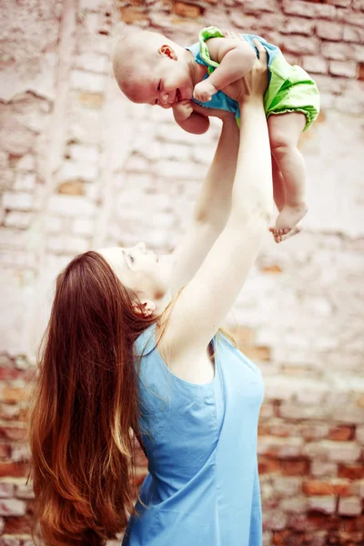 Jovem bonita brincando com o bebê — Fotografia de Stock