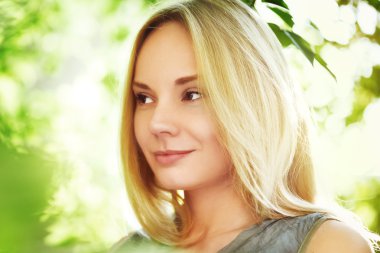 Yaz aylarında güzel genç kadın 