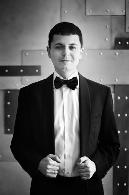 yakışıklı erkek smokin