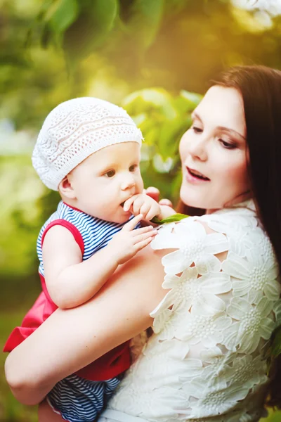 Happy mother and child playing in a summer park — Stock Photo, Image