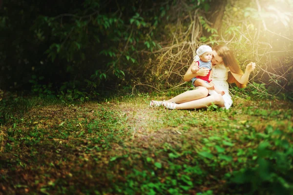 Madre con el niño en un bosque de cuento de hadas —  Fotos de Stock
