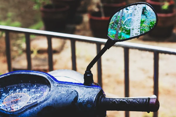 Tropical rain. Mirror of motorbike. — Stock Photo, Image