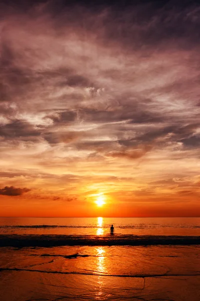 Pôr do sol épico na costa do mar — Fotografia de Stock