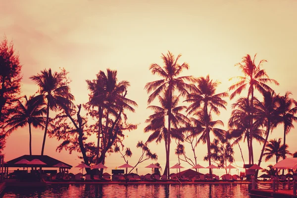 Uitzicht op het tropische strand. Palm boom en rode avondrood. — Stockfoto