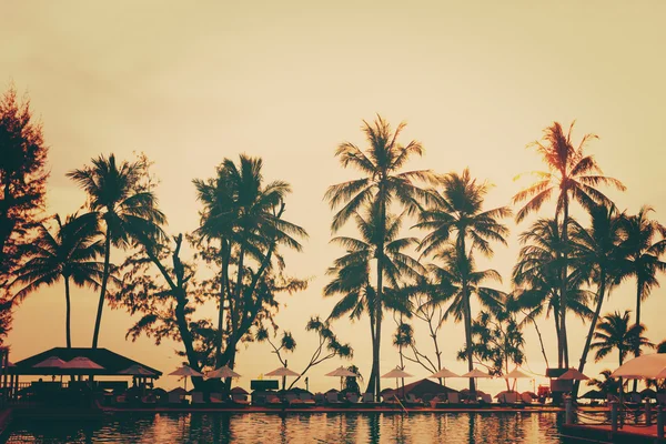 Vistas tropicales a la playa. Palmeras, área de descanso . — Foto de Stock