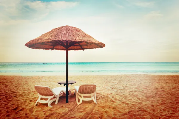 Tropiska strandutsikt. två solstolar. — Stockfoto