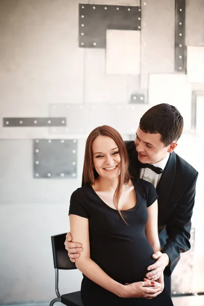 Pregnant woman laughing with her man — Stock Photo, Image