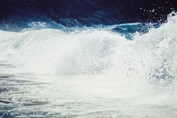 Морські хвилі котиться на березі — стокове фото