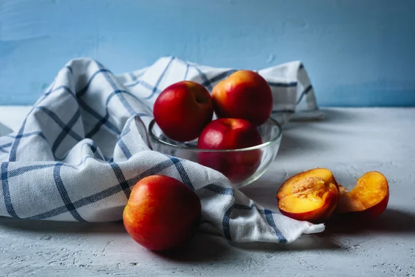 Nectarines op blauwe achtergrond — Stockfoto