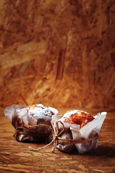 Muffins caseiros frescos na mesa de madeira — Fotografia de Stock