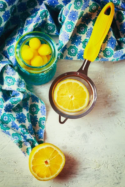 Zitronentropfen und Zitronenfrüchte für Tee — Stockfoto