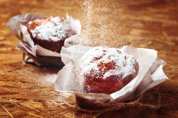 Muffins frais proches de la poudre de sucre — Photo