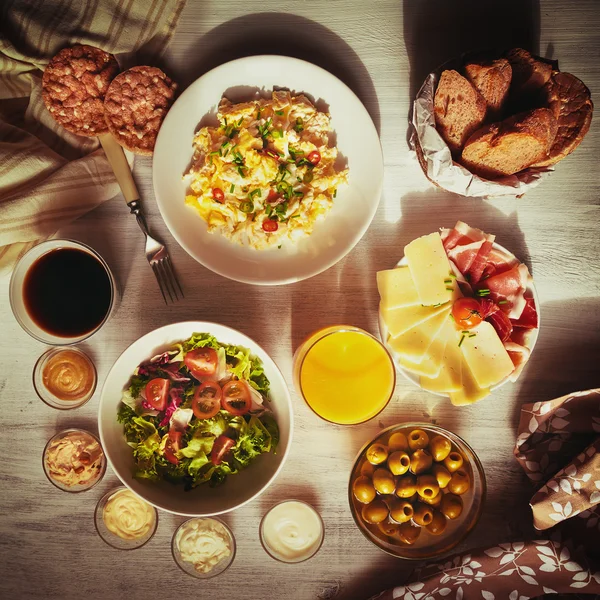 Comida de café da manhã fresquinho. ovos mexidos. — Stok fotoğraf