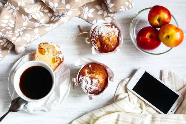 Frukost muffins och kaffe — Stockfoto