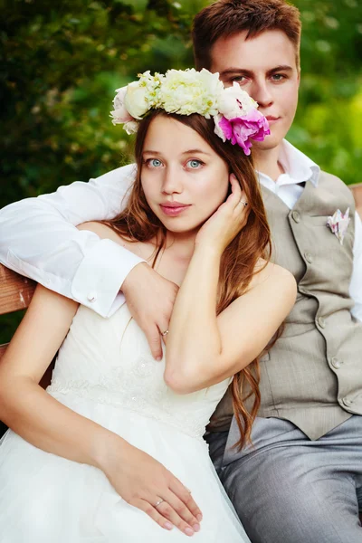 Glückliches Hochzeitspaar im Park — Stockfoto