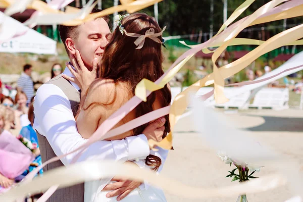 Bruiloft paar dansen en kussen — Stockfoto