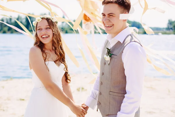 Glad bröllop par skrattar — Stockfoto