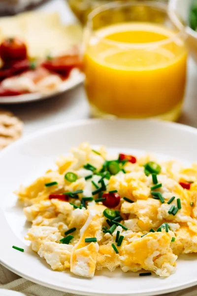 Frische Frühstücksspeisen. Eier und Orangensaft. — Stockfoto