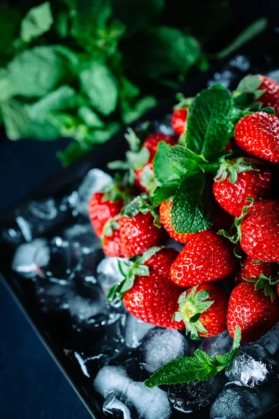 Reife Erdbeere auf Eis mit Minze — Stockfoto
