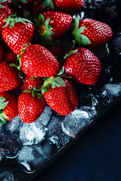 Reife Erdbeere auf Eis — Stockfoto