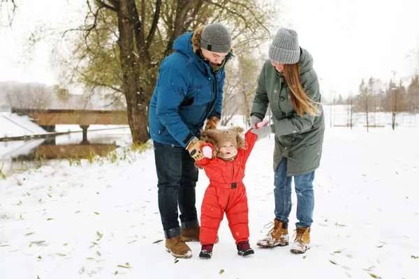 Volle Körpergröße Einer Glücklichen Familie Mit Einem Kleinkind Winterlichen Freizeitkostüm Stockfoto
