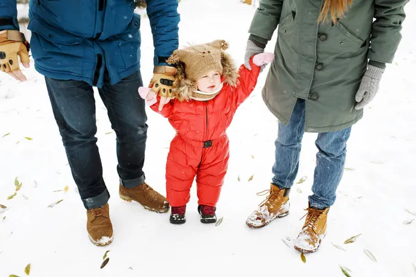 Onherkenbare Familie Met Een Ondeugende Peuter Winter Casual Outfit Wandelen — Stockfoto