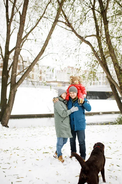 Portret Van Een Gelukkig Gezin Met Een Kind Hond Winter — Stockfoto