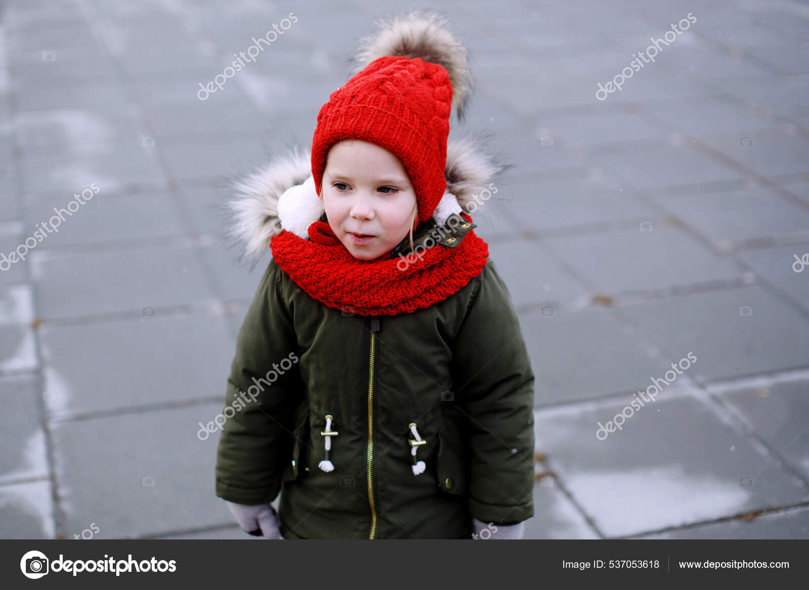 Retrato Linda Nina Triste Ropa Abrigo Caliente Pie Aire Libre Foto de stock 537053618 dariazu