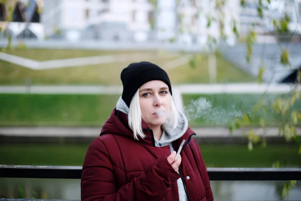 Mladá Hipster Tisíciletá Žena Kouřící Venku Cigaretu Dívající Kamery — Stock fotografie