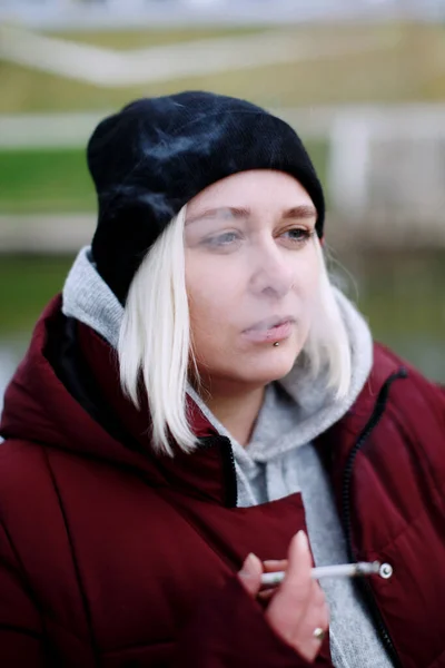 Genç Düşünceli Hippi Milenyum Kadını Dışarıda Sigara Içiyor — Stok fotoğraf
