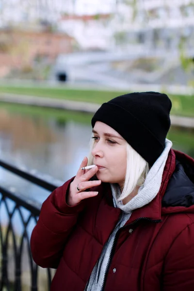 Молодая Вдумчивая Хипстерша Тысячелетия Курит Сигарету Открытом Воздухе — стоковое фото