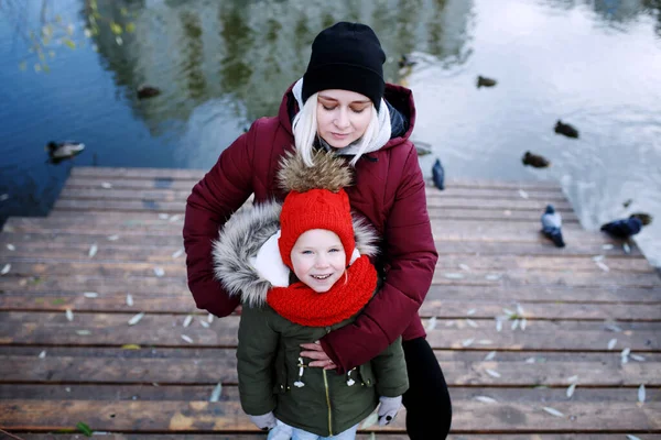 Jonge Moeder Wandelen Met Haar Schattige Dochtertje Buiten Stedelijk Park — Stockfoto