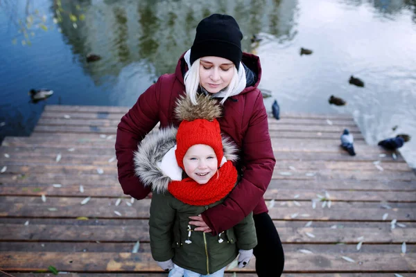 Jovem Mãe Andando Com Sua Filhinha Fofa Fora Parque Urbano — Fotografia de Stock