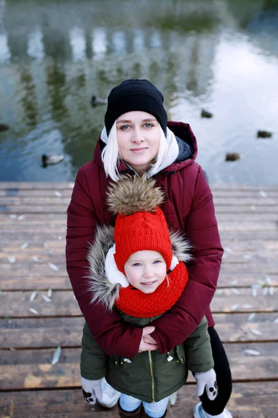 Young Mother Walking Her Cute Little Daughter Urban Park River — Stock Photo, Image
