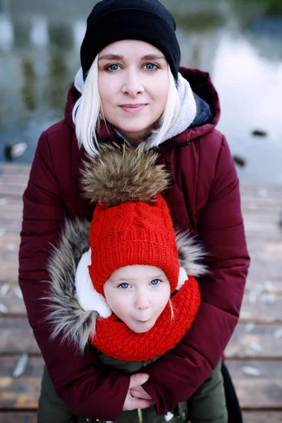 Jeune Mère Marchant Avec Jolie Petite Fille Extérieur Dans Parc Photo De Stock