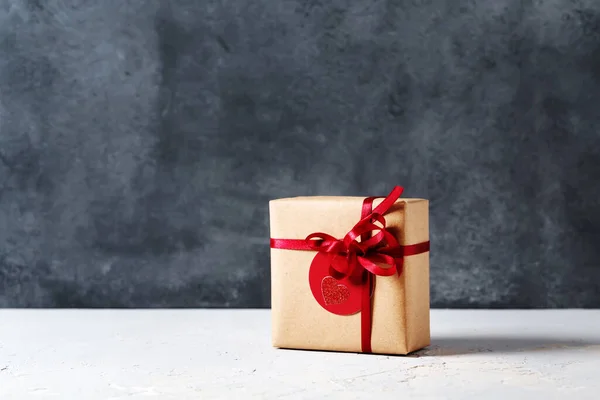 Valentines Day Present Gift Box Wrapped Brown Craft Paper Red — Stock fotografie