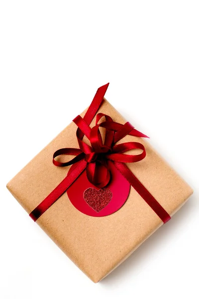 Елегантний Дизайн Подарункової Коробки Загорнутої Коричневий Ремісничий Папір Червоною Стрічкою — стокове фото