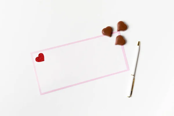 Romantic Letter White Blank Greeting Card Pen Heart Shaped Chocolate — Stock Fotó