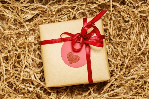 Present Box Wrapped Brown Craft Paper Red Ribbon Filled Paper — Stockfoto