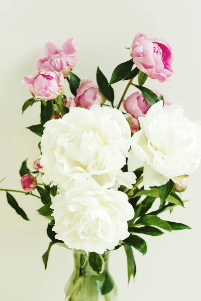 Bouquet Flores Preguiçosas Flores Peônias Rosa Branca Sobre Fundo Pastel — Fotografia de Stock