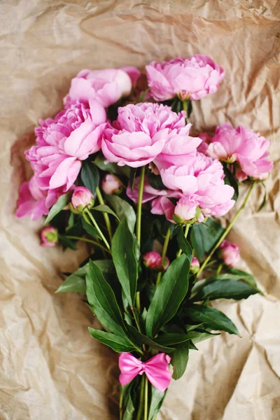 Zarter Strauß Rosa Pfingstrosen Sonnenlicht Auf Faltigem Bastelpapier Hintergrund Draufsicht — Stockfoto