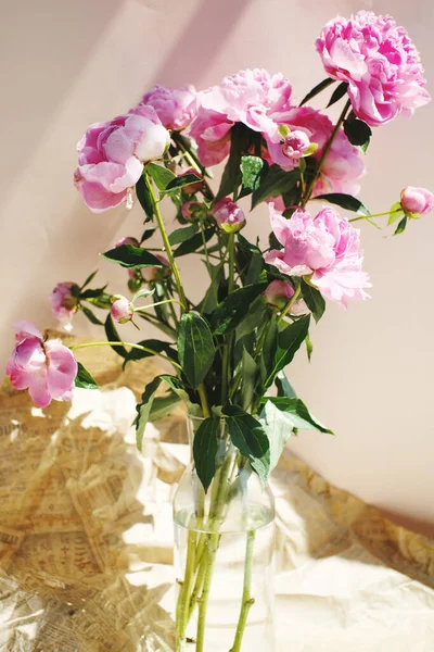 Chlupatá Kytice Růžové Pivoňky Květiny Slunečním Světle Vrásčitém Řemeslném Pozadí — Stock fotografie