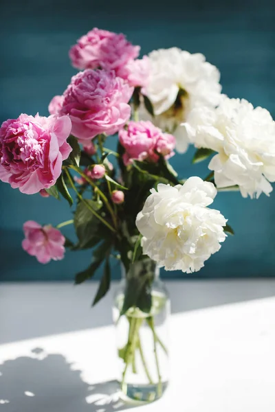 Buquê Flores Peônias Naturais Cor Rosa Vaso Flores Sol Primavera — Fotografia de Stock