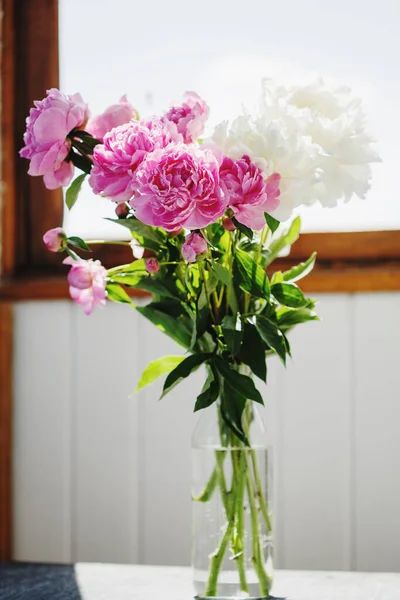 Blumenstrauß Aus Rosa Und Weißen Frischen Pfingstrosen Einer Vase Der Stockbild