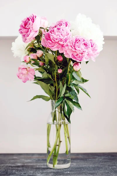 Bloemenboeket Van Roze Witte Verse Pioenroos Bloemen Een Glazen Vaas — Stockfoto