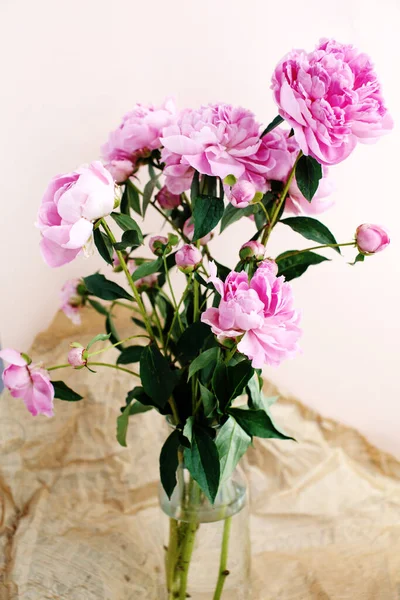 Flauschiger Strauß Rosa Pfingstrosen Blumen Sonnenlicht Auf Faltigem Bastelpapier Hintergrund Stockfoto