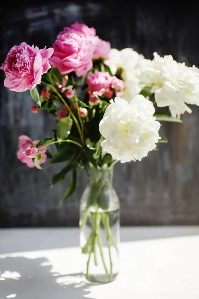 Verträumter Blumenstrauß Aus Rosa Natürlichen Pfingstrosen Blumen Frühlings Und Sommerstrauß lizenzfreie Stockbilder