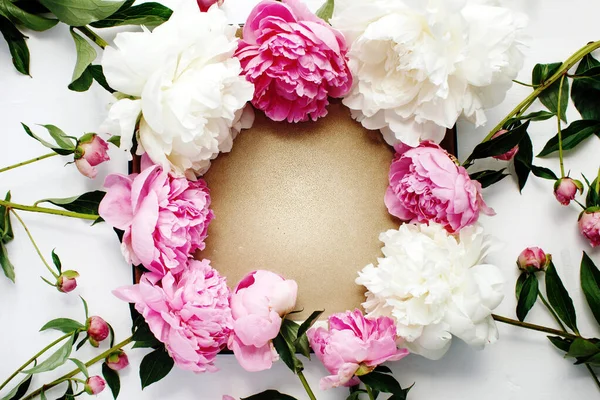 Einfaches Flaches Gestell Aus Rosa Und Weißen Pfingstrosen Konzept Für Stockbild