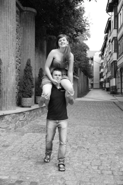 Πορτρέτο της αγάπης ζεύγος απολαμβάνοντας μαζί ενώ piggyback βόλτα — Φωτογραφία Αρχείου